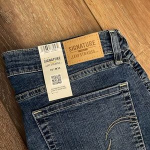 NWT Signature Levi Strauss Mid-Rise Boyfriend Size 16